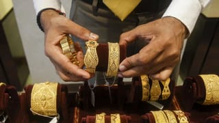 Gold Price : ஒரே நாளில் அதிரடியாக குறைந்த தங்கம் விலை.. ரூ.1,280 சரிவு!