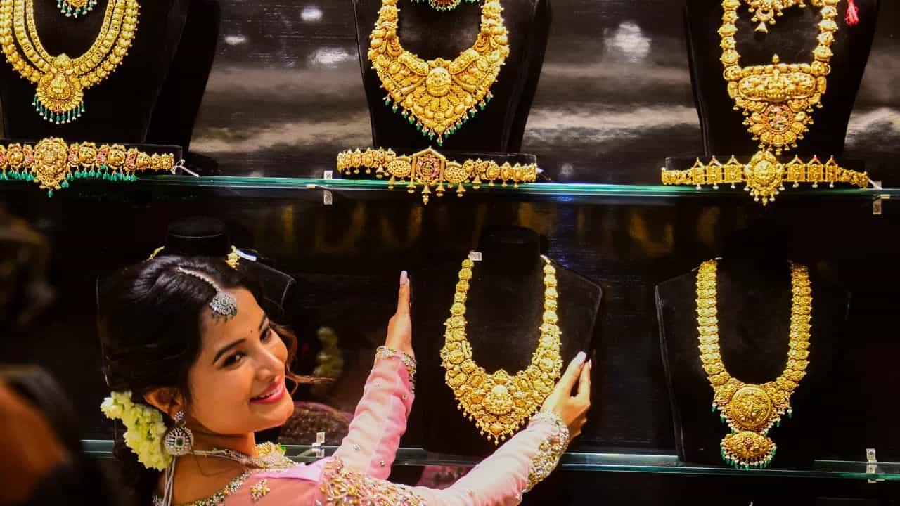 Gold Price : மீண்டும் விலை குறைந்த தங்கம்.. ஒரு கிராம் ரூ.15,000-க்கு கீழ் சரிந்தது!