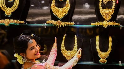 மீண்டும் விலை குறைந்த தங்கம் - ரூ.15,000-க்கு கீழ் சரிவு!