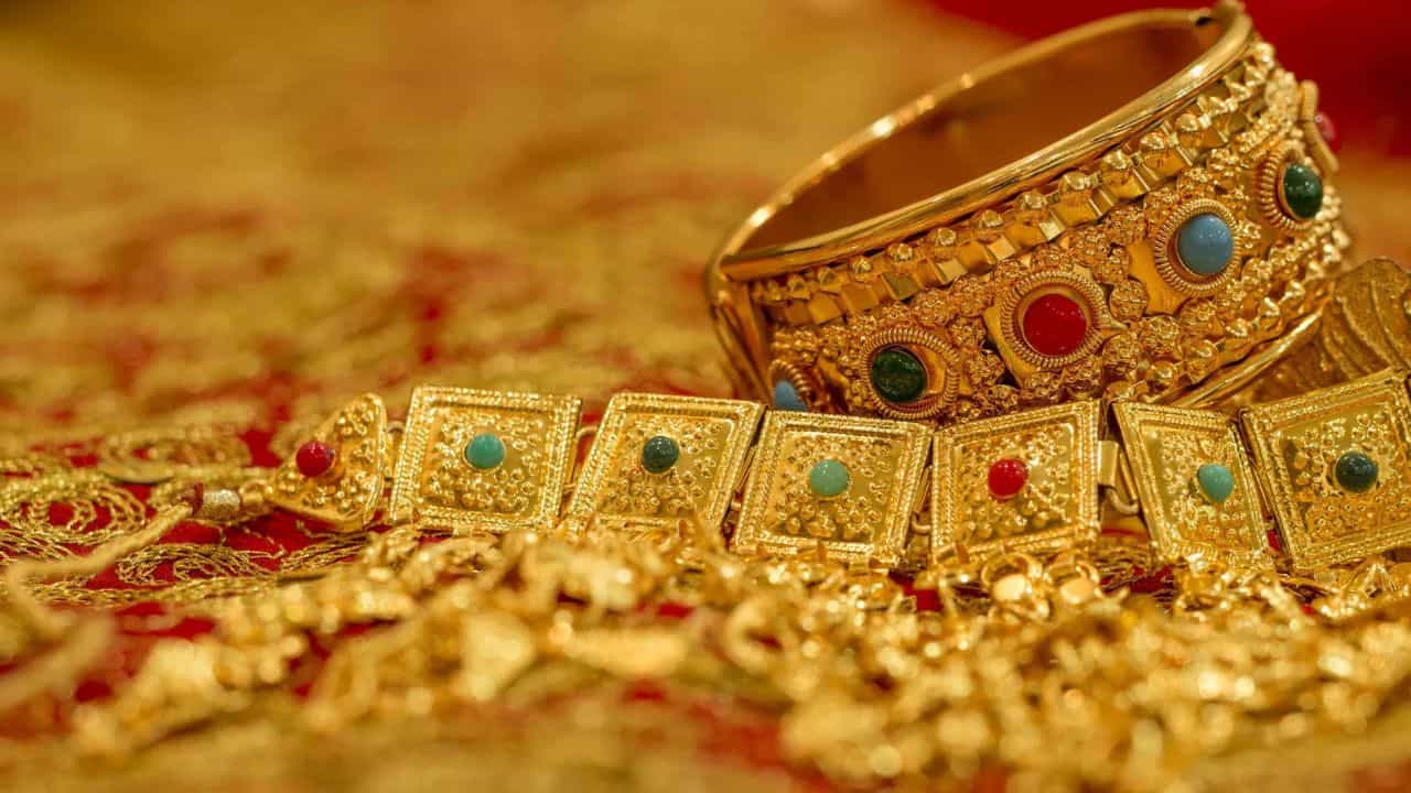 தொடர்ந்து குறையும் தங்கம் விலை.. ஒரு சவரனுக்கு ரூ. 1,120 குறைந்து விற்பனை.. தொடர்ந்து குறையும் தங்கம் விலை.. ஒரு சவரனுக்கு ரூ. 1,120 குறைந்து விற்பனை..