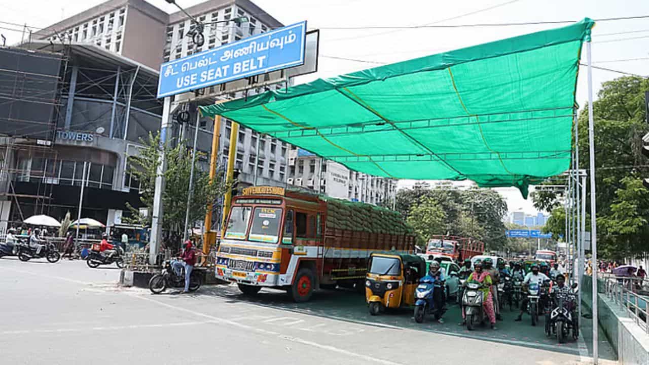 சுட்டெரிக்கும் வெயில்.. வாகன ஓட்டிகளுக்காக சென்னையில் 40 சிக்னல்களில் பசுமை பந்தல்கள்!