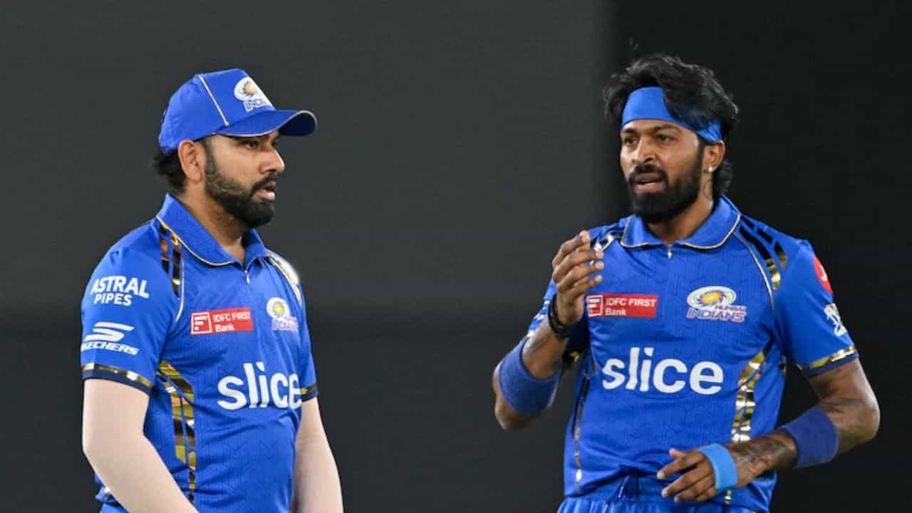 மும்பை இந்தியன்ஸ் அணியில் புதிய சர்ச்சை - கேப்டன் பதவியில் இருந்து விலகும் ஹர்திக்? ரோகித் காரணமா?