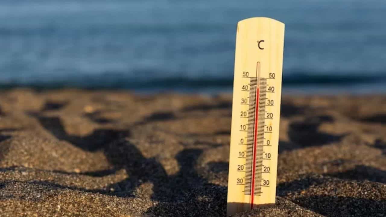 கோடை வெயில் கொளுத்தும்.. லேசான மழைக்கும் வாய்ப்பு.. இன்றைய வானிலை அப்டேட் இதோ.. கோடை வெயில் கொளுத்தும்.. லேசான மழைக்கும் வாய்ப்பு.. இன்றைய வானிலை அப்டேட் இதோ..