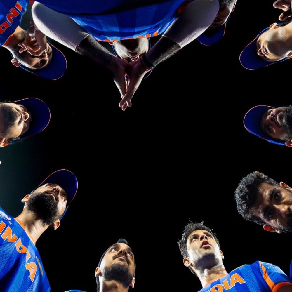 2026 டி20 உலகக் கோப்பை அரையிறுதி 2026 மார்ச் 4ம் தேதியான இன்று முதல் தொடங்கவுள்ள நிலையில், ஐசிசி புதிய டி20 தரவரிசையை வெளியிட்டுள்ளது. இதில் இந்திய பேட்ஸ்மேன்கள் மற்றும் பந்து வீச்சாளர்கள் முன்னேற்றம் அடைந்துள்ளனர். குறிப்பாக, வெஸ்ட் இண்டீஸ் அணிக்கு எதிரான சூப்பர் 8 சுற்றின் இறுதிப் போட்டியில் 97 ரன்கள் எடுத்து ஆட்டமிழக்காமல் விளையாடிய சஞ்சு சாம்சன் 25 இடங்கள் முன்னேற்றம் கண்டுள்ளார்.