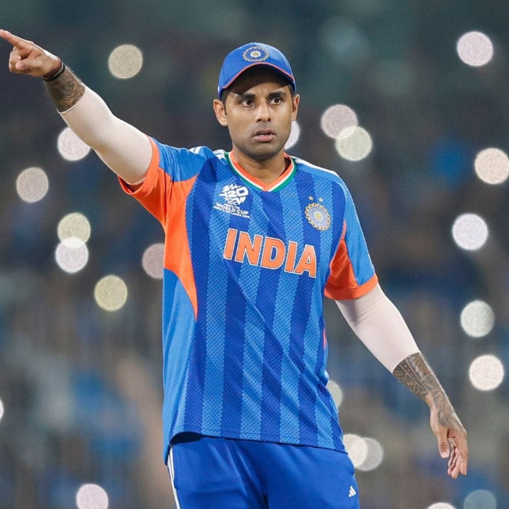 அதேபோல், திலக் வர்மாவும் 7வது இடத்திலிருந்து 6வது இடத்திற்கு ஒரு இடம் முன்னேறியுள்ளார். இருப்பினும், கேப்டன் சூர்யகுமார் யாதவ் பின்னடைவை சந்தித்து 7வது இடத்திற்கு சரிந்துள்ளார். 2026 டி20 உலகக் கோப்பையில் இதுவரை ஒரு அரைசதத்தை மட்டுமே கடந்து 3 முறை டக் அவுட்டாகிய போதிலும், அபிஷேக் சர்மா தொடர்ந்து ஐசிசி டி20 தரவரிசையில் நம்பர் ஒன் பேட்ஸ்மேனாக இருந்து முதலிடத்தில் நீடிக்கிறார்.