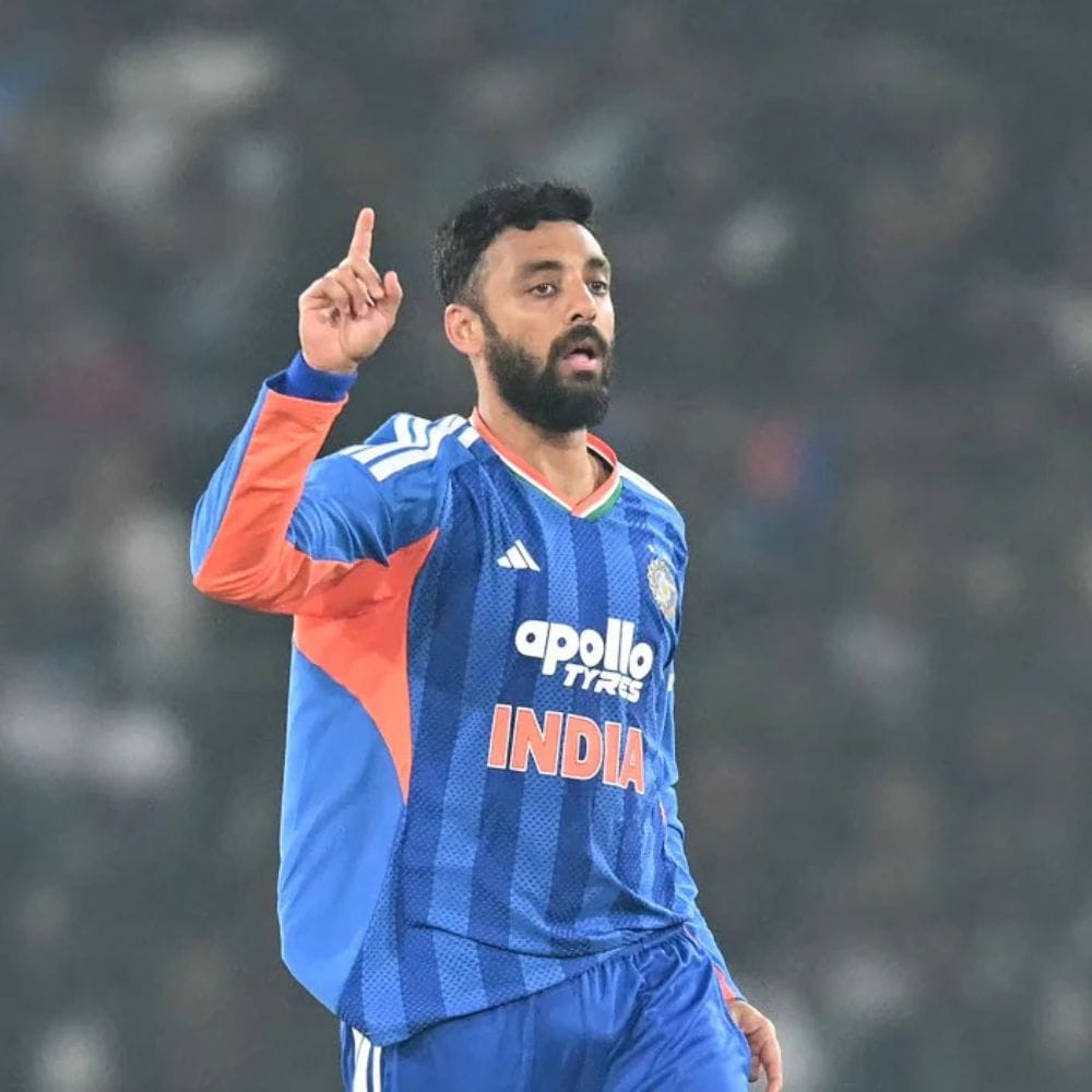 இந்திய அணியின் நட்சத்திர பந்துவீச்சாளரான ஜஸ்பிரித் பும்ரா 8வது இடத்திலிருந்து 7வது இடத்திற்கு ஒரு இடம் முன்னேறினார். பவர் பிளேவில் விக்கெட்டை சொல்லி வைத்து தூக்கும் அர்ஷ்தீப் சிங் 6 இடங்கள் முன்னேறி 13வது இடத்தை பிடித்தார். இதற்கிடையில் வருண் சக்ரவர்த்தி தொடர்ந்து முதலிடத்தில் நீடித்து வருகிறார்.