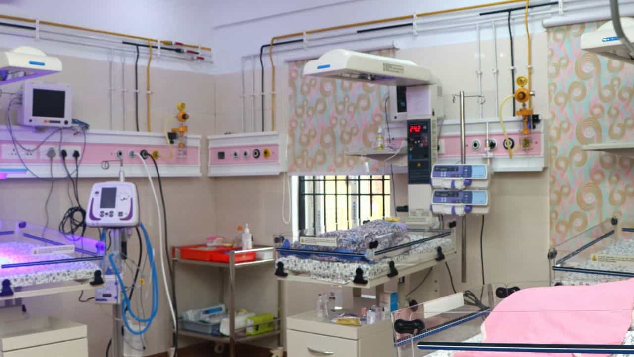 இன்க்யூபேட்டரில் ஏற்பட்ட மின்கசிவு.. பிறந்த 6 நாள் பச்சிளம் குழந்தைக்கு ஏற்பட்ட கொடூரம்.. மருத்துவமனையின் அலட்சியம் தான் காரணமா?