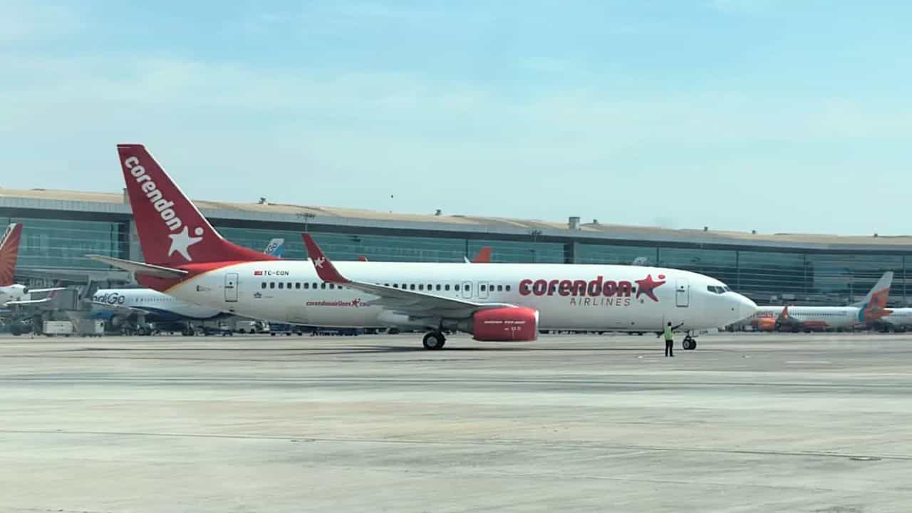 இயந்திரக் கோளாறு.. டெல்லியில் 161 பயணிகளுடன் இண்டிகோ விமானம் அவசரத் தரையிறக்கம்.. திக் திக் நிமிடங்கள்!!