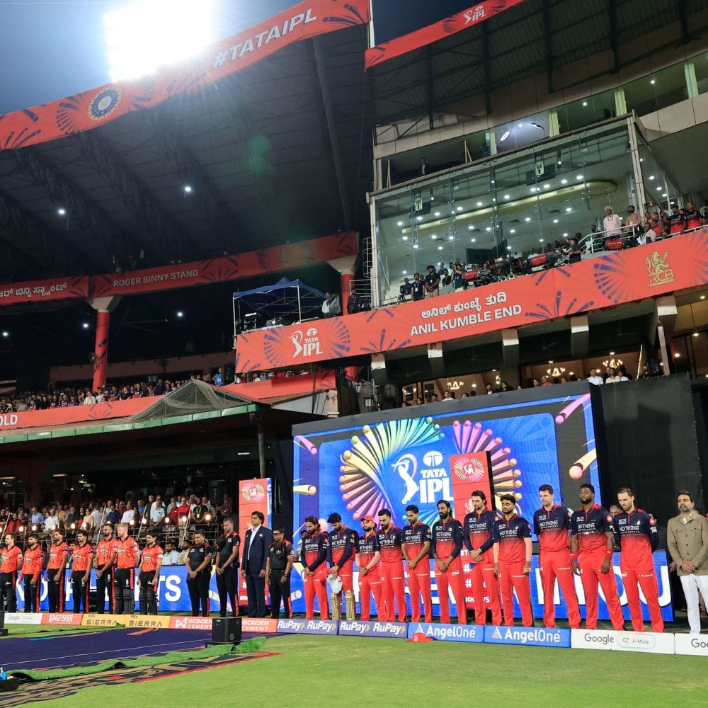 கடந்த 2025 சீசனில் ராயல் சேலஞ்சர்ஸ் பெங்களூரு அணி இறுதிப் போட்டியில் சன்ரைசர்ஸ் ஹைதராபாத் அணியை வீழ்த்தி சாம்பியன் பட்டத்தை வென்றது. கோப்பையை வென்ற பிறகு நடந்த வெற்றி அணிவகுப்பின் போது, பெங்களூருவில் உள்ள எம். சின்னசாமி ​​மைதானத்திற்கு வெளியே ஏற்பட்ட கூட்ட நெரிசலில் 11 பேர் உயிரிழந்துள்ளனர். 