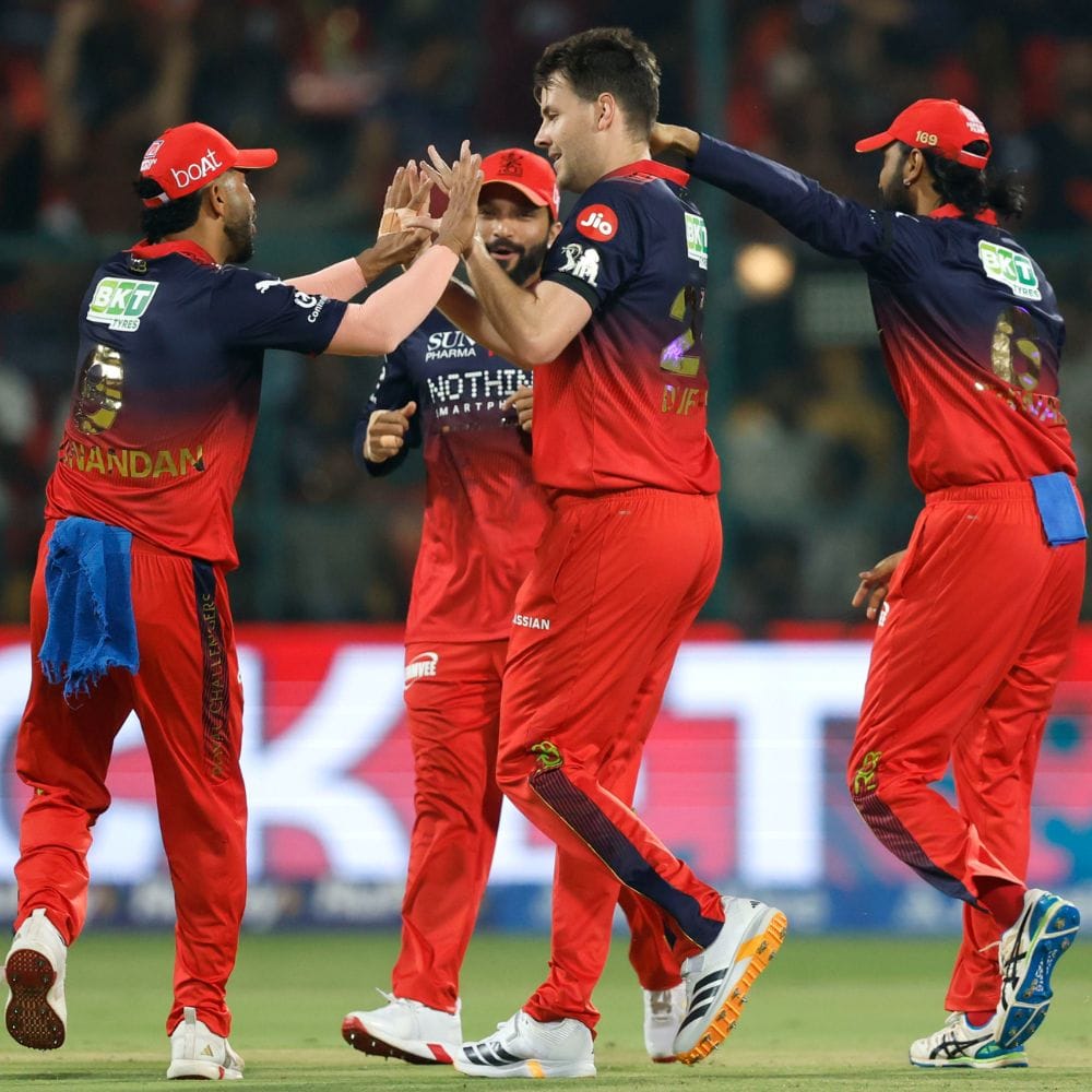 உயிரிழந்த தங்களது 11 ரசிகர்களுக்கு அஞ்சலி செலுத்தும் விதமாக, ஆர்சிபி அணி வீரர்கள் தங்கள் கைகளில் கருப்புப் பட்டைகளை அணிந்து விளையாடி வருகின்றனர். அதேநேரத்தில், சன்ரைசர்ஸ் ஹைதராபாத் அணி வீரர்களும் தங்கள் கைகளில் கருப்பு பட்டைகளை அணிந்து மரியாதை செலுத்தினர். இந்த போட்டியில் முதலில் டாஸ் வென்ற பெங்களூரு அணி பந்துவீச்சை தேர்வு செய்தது.