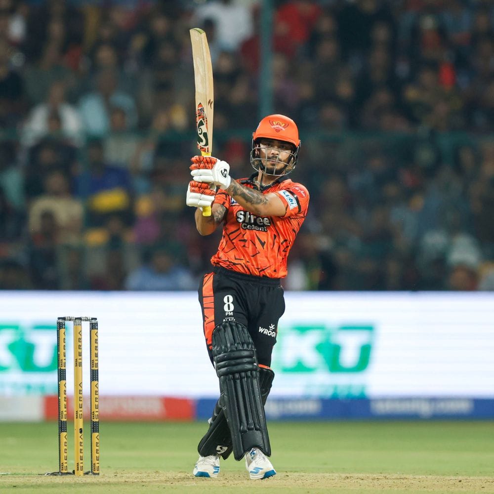 இதுகுறித்து ஆர்சிபி நிர்வாகம் வெளியிட்ட அறிக்கையில், “மரியாதையின் அடையாளமாக, வீரர்கள் வார்ம்-அப் பயிற்சிகளின் போது 11 ஆம் எண் பொறிக்கப்பட்ட பயிற்சி ஜெர்சிகளையும், போட்டியின் போது கருப்பு நிறக் கைப்பட்டைகளையும் அணிவார்கள்” என தெரிவித்திருந்தது.