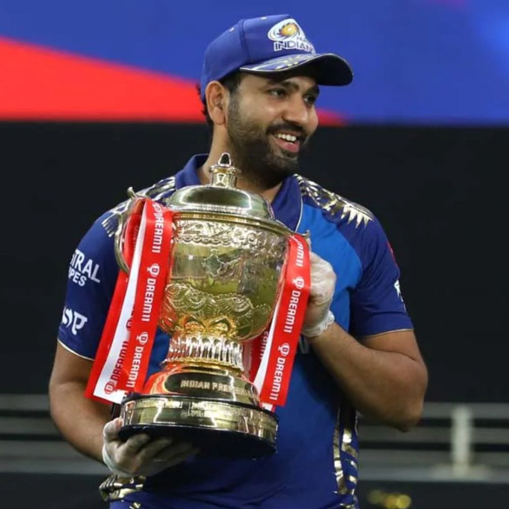 ஐபிஎல்-லில் அதிக இறுதிப் போட்டிகளில் வெற்றி பெற்ற வீரர் ரோஹித் சர்மா ஆவார். ஆச்சரியமான விஷயம் என்னவென்றால், அவர் 6 முறை இறுதிப் போட்டியில் விளையாடி ஒவ்வொரு முறையும் வெற்றி பெற்றுள்ளார். ரோஹித் சர்மா, மும்பை அணிக்காக 5 முறையும், டெக்கான் சார்ஜர்ஸ் அணிக்காக ஒரு முறையும் ஐபிஎல் இறுதிப் போட்டியில் விளையாடி வெற்றி பெற்றுள்ளார்.