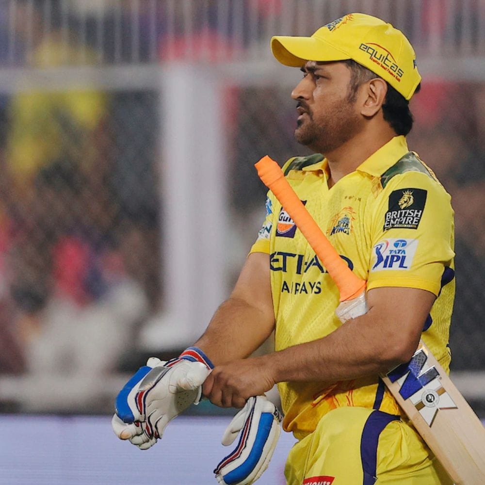 ஐபிஎல் வரலாற்றில் பல சாதனைகளைப் படைத்த எம்.எஸ். தோனிக்கு தற்போது 45 வயது ஆகிறது. அவர் தற்போது தனது 19வது சீசனில் விளையாடி வருகிறார். ஐபிஎல் வரலாற்றில் இதுவரை அதிக போட்டிகளில் (278) விளையாடியவர் தோனிதான். அவர் ஓய்வு பெறுவதாக அடிக்கடி செய்திகள் வந்தன. அதன்படி, இதுவே அவரது கடைசி சீசனாக இருக்கலாம். தனது ஆற்றல் குறைந்து வருவதாக தோனி ஏற்கனவே கூறியுள்ளார். தற்போது, சிஎஸ்கே அணியின் ருதுராஜ் கெய்க்வாட் கேப்டனாக உள்ளார்.