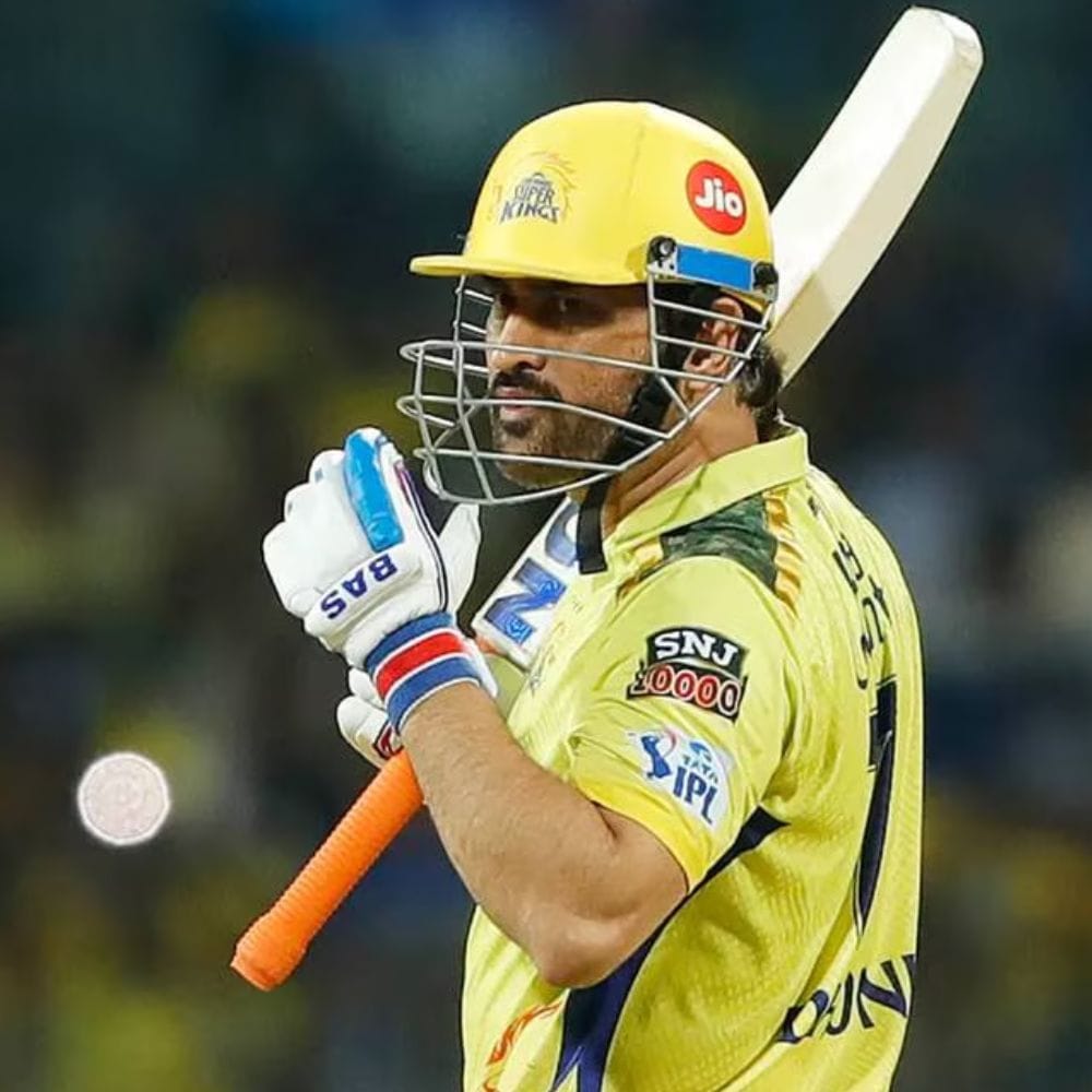 எம்.எஸ். தோனியை சென்னை சூப்பர் கிங்ஸ் அணி ரூ.4 கோடிக்கு தக்கவைத்துக் கொண்டது. சி.எஸ்.கே அணியின் முதல் போட்டி 2026 மார்ச் 30 ஆம் தேதி கவுகாத்தியில் ராஜஸ்தான் ராயல்ஸ் அணிக்கு எதிராக நடைபெறும். இந்த போட்டியில் எம்.எஸ். தோனியும் விளையாடுவதைக் காணலாம்.