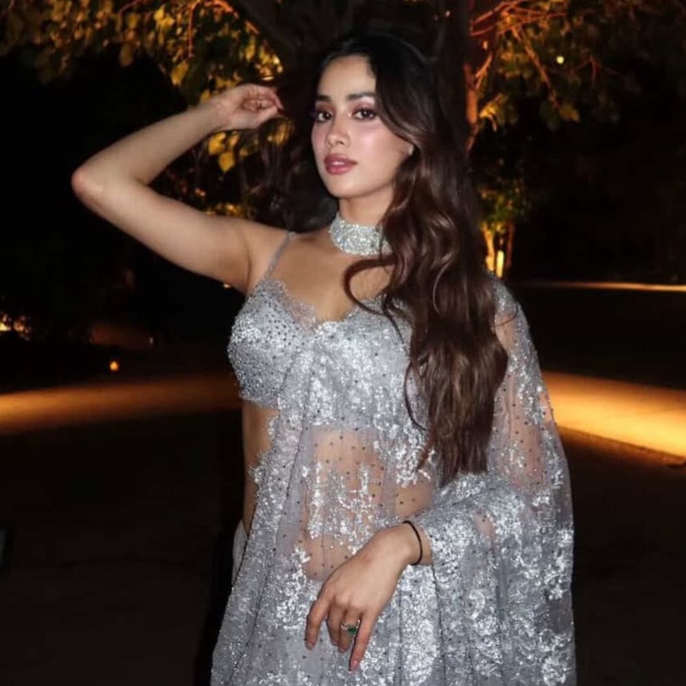 பாலிவுட் சினிமாவில் லீட் கதாநாயகியாக பல முன்னணி நட்சத்திர நடிகர்களுடன் இணைந்து நடித்துவருபவர் நடிகை ஜான்வி கபூர். இவரின் நடிப்பில் தெலுங்கு மொழியிலும் படங்கள் வெளியாகிவருகிறது. நடிகை ஸ்ரீதேவியின் மூத்த மகள் என்ற நிலையில், இவருக்கு தமிழில் மக்கள் மத்தியில் பிரபலம் இருக்கிறது. 
