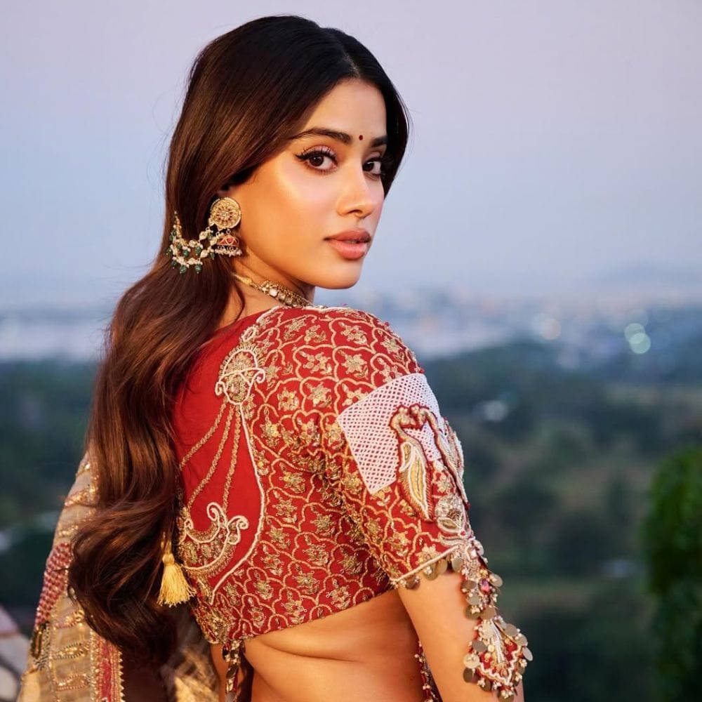 நடிகை ஜான்வி கபூர் அப்படியே அவரின் தாய் ஸ்ரீதேவியை போலவே மிகவும் அழகானவர் மற்றும் தன்மையானவரும் கூட. இவரின் சிறுவயதில் இவர் அதிக எடை இருந்த நிலையில், தற்போது டயட் மற்றும் உடற்பயிற்சியின் மூலமாக கட்டுப்பாட்டிற்குள் வைத்துள்ளார். மேலும் இவர் தனது முகம் பளபளக்க என்ன பியூட்டி சீக்ரட் பயன்படுத்துவதாக தெரிவித்துள்ளார்.