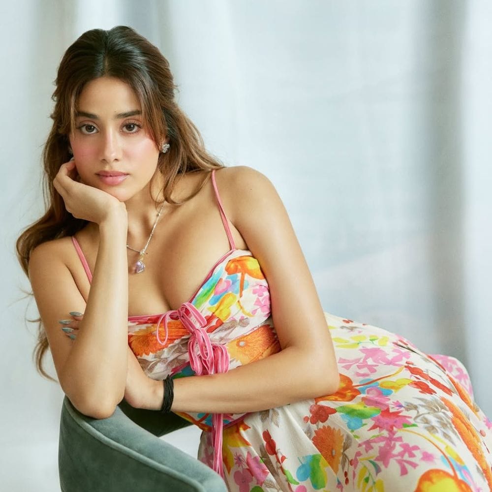 நடிகை ஜான்வி கபூர், தான் எப்போதாவது, வியர்வையுடனும், அழுக்காக இருப்பதுபோல் உணர்ந்தாள், உடனே வெதுவெதுப்பான நீரில் குளிப்பேன்.  அப்போதுதான் முக துவாரங்கள் திறக்கும். எனது முகத்திற்கு எப்போதும் இயற்கையான விஷயங்களையே பயன்படுத்துவதற்கே அதிகம் விரும்புவேன். அதுதான்  நல்ல விஷயம்