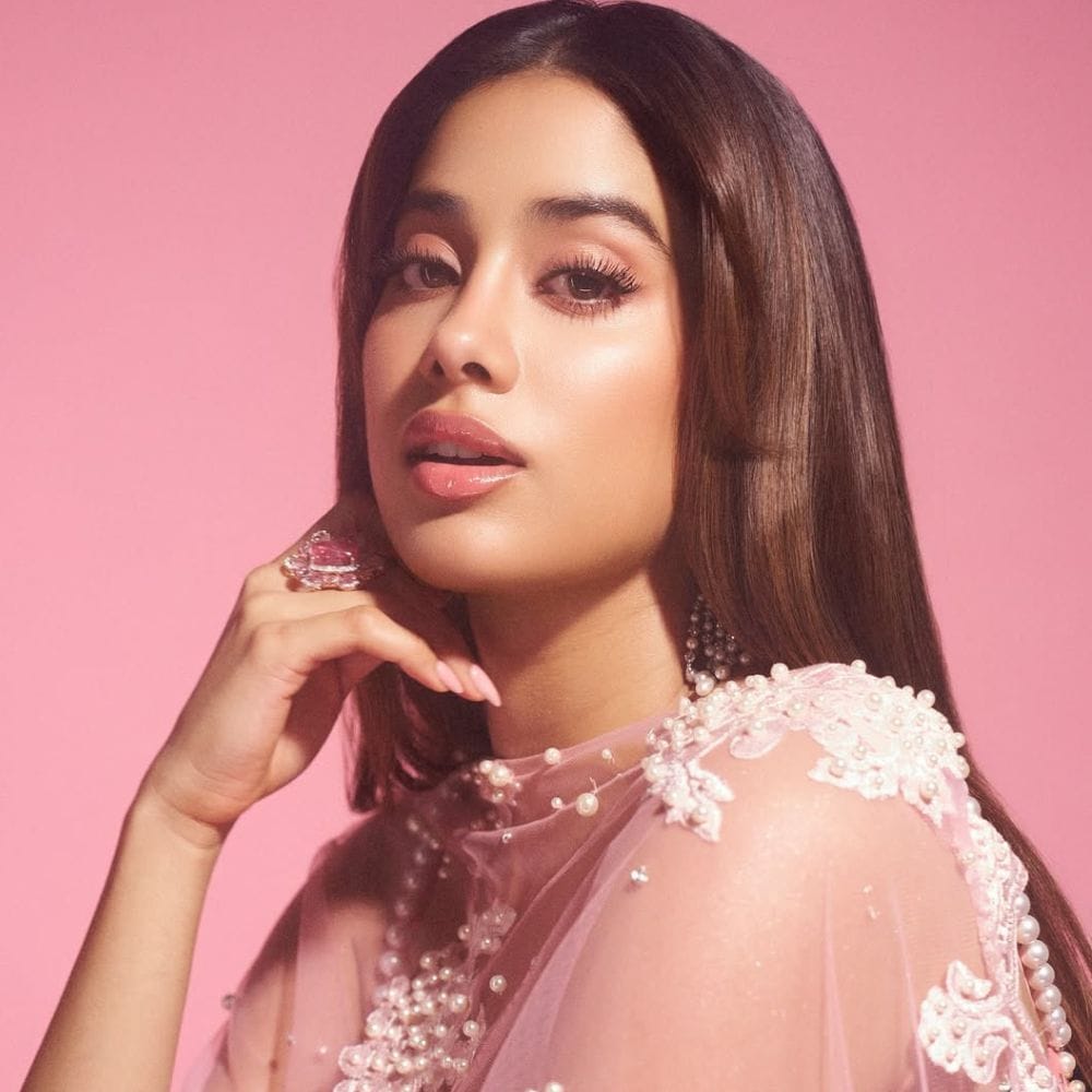 எனது முகத்திற்கு குறிப்பாக பால், தேன், மலாய், யோகர்ட் மற்றும் பழங்களின் சாரையும் பயன்படுத்துவேன். இது மிகவும் இயற்கையானது என்ற நிலையில், முகத்திற்கு நல்ல பொலிவை கொடுக்கும். மேலும் நான் உறங்குவதற்கு முன் எனது முகத்தில் ரோஸ் வாட்டர் மற்றும் கிளிசரின் பயன்படுத்துவேன், இதுவே அனைத்து பளபளப்பான முகத்திற்கு காரணம்  என தெரிவித்துள்ளார்.