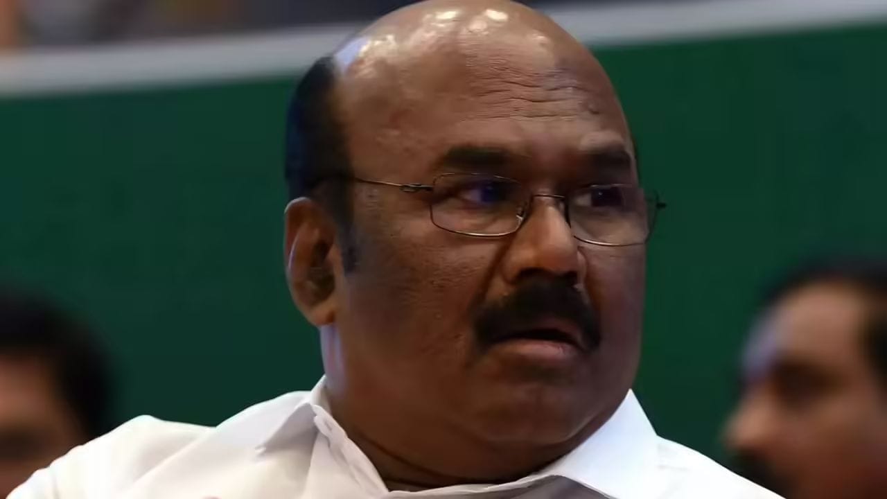 பின்னர் 1996- ஆம் ஆண்டு நடைபெற்ற தேர்தலில் திமுக வேட்பாளர் மதிவாணனிடம் தோல்வியை தழுவினார். மீண்டும் 2001 சட்டமன்ற தேர்தலில் அதே தொகுதியில் களமிறங்கிய டி ஜெயக்குமார் திமுக வேட்பாளர் கே. நற்குணனை 56.76 சதவீத வாக்குகள் பெற்று வெற்றியை பதிவு செய்தார். 2006 தேர்தலில் திமுக வேட்பாளர் சற்குண பாண்டியனை வீழ்த்தி 53.26 சதவீத வாக்குகள் பெற்று வெற்றியை உறுதிப்படுத்தினார். 2016 சட்டமன்ற தேர்தலில் திமுக வேட்பாளர் மனோகரை வீழ்த்தி 57.89 சதவீத வாக்குகள் பெற்றார்.