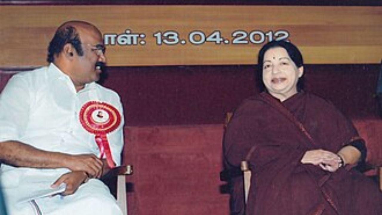 அதிமுகவில் முன்னாள் அமைச்சராக இருந்தவர் டி. ஜெயக்குமார். இவர், கடந்த 1960- ஆம் ஆண்டு செப்டம்பர் 18- ஆம் தேதி துரைராஜ்- ஜெயக்குமாரி தம்பதிக்கு மகனாக பிறந்தார். அரசியல் ஈடுபாடு மற்றும் அதிமுக மீதான ஈர்ப்பின் காரணமாக அக்கட்சியில் இணைந்தார். பின்னர் கட்சியில் மெல்ல மெல்ல வளர்ந்து வந்த டி. ஜெயக்குமார் கடந்த 1991 ஆம் ஆண்டு நடைபெற்ற சட்டமன்ற தேர்தலில் ராயபுரம் தொகுதியில் களமிறக்கப்பட்டார்.