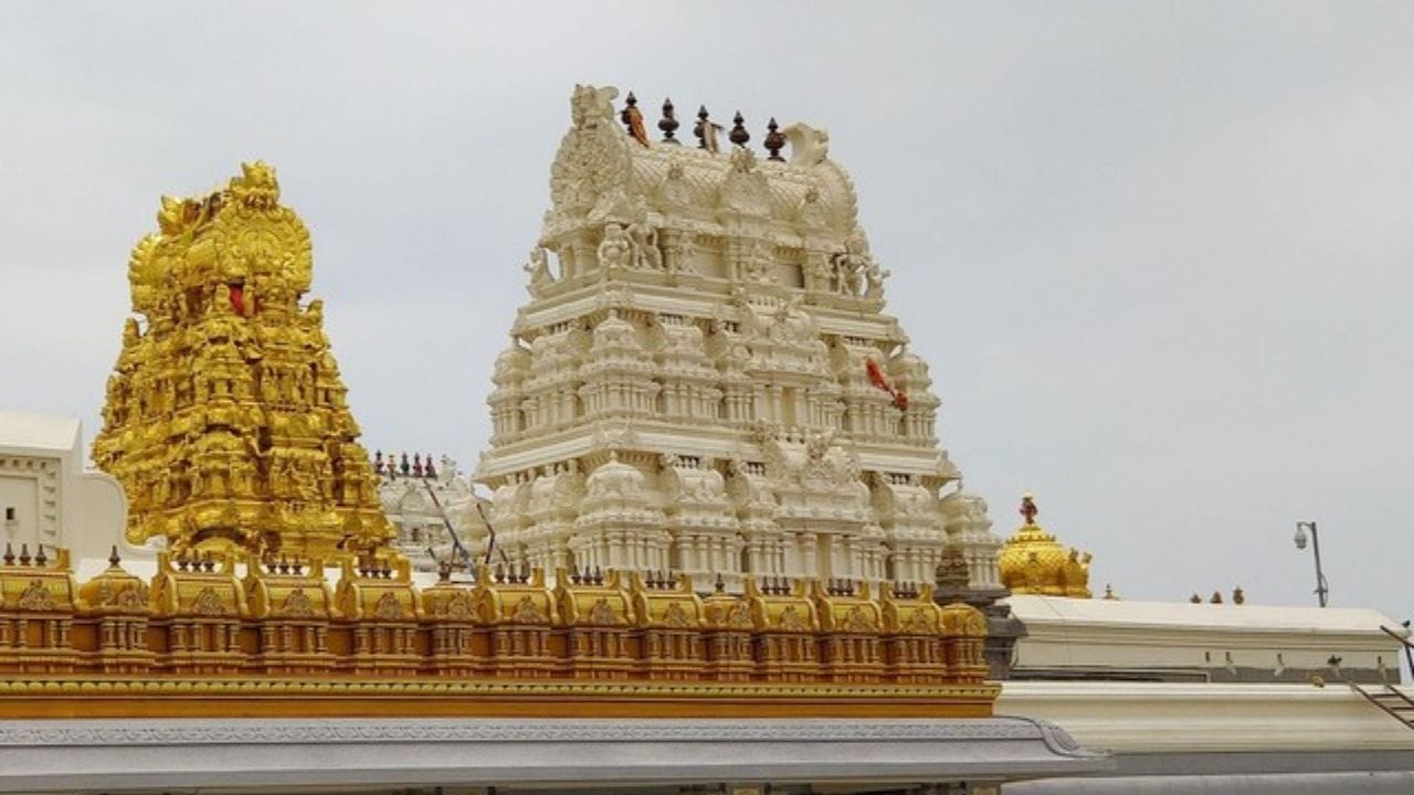 ஏகாம்பரேஸ்வரர் கோவில், காமாட்சி அம்மன் கோவில், கோவிந்தராஜ பெருமாள் கோவில் உள்ளிட்ட பல புகழ்பெற்ற கோவில்கள் இங்கு உள்ளன. அதேபோல், காஞ்சிபுரம் பட்டு உலகப் புகழ்பெற்றதாகும். திருமணம் போன்ற சுபநிகழ்ச்சிகளில் காஞ்சிபட்டு முக்கிய இடம் பெறுகிறது.