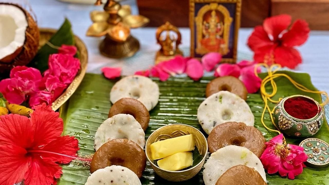 கார் அரிசி மற்றும் வெல்லம் சேர்த்துச் செய்யப்படும் அடையில், 'உருகாத வெண்ணெய்' வைப்பது மிக முக்கியம். அம்பாளுக்குப் படைத்த அடையில் ஒன்றை சுமங்கலிகள் உண்ண வேண்டும், மற்றொன்றைக் கணவருக்கு வழங்க வேண்டும். கன்னிப் பெண்கள் இரண்டு அடைகளையும் தாங்களே உண்டு வழிபடலாம்.