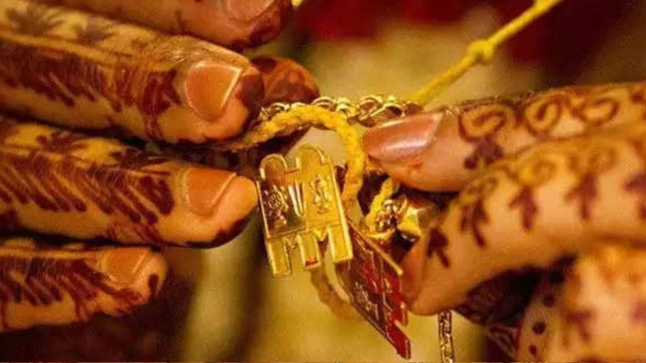 வழிபாட்டு முறை மற்றும் நெய்வேத்தியம்: வீட்டில் காமாட்சி அம்மனின் திருவுருவப் படம் இருந்தால், அதற்குப் பூஜை செய்யலாம். கார அடை மற்றும் இனிப்பு அடை (வெல்லம் சேர்த்தது). வாழைப்பழம், வெற்றிலை, பாக்கு. இந்த வழிபாட்டிற்கு மிகவும் அவசியமானது உருகாத வெண்ணெய். "உருகாத வெண்ணையும் ஓரடையும் நான் நூற்றேன், ஒரு காலும் என் கணவர் என்னை விட்டு பிரியாதிருக்க வேண்டும்." என்று மந்திரம் சொல்லலாம்.