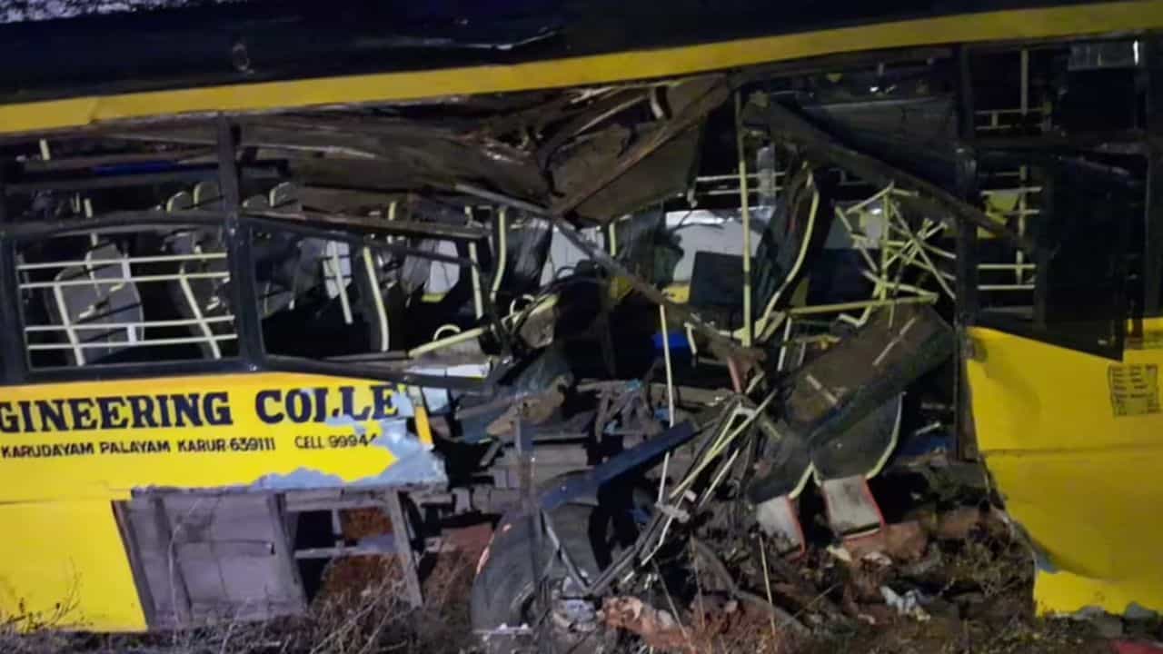 கல்லூரி பேருந்து மீது ரயில் மோதி விபத்து - கரூர் அருகே பரபரப்பு