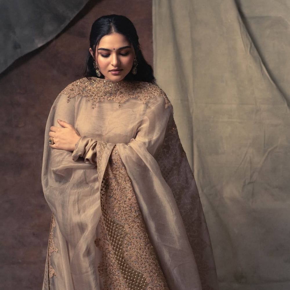 அந்த வகையில் இவருக்கு தமிழில் மிக பிரம்மாண்ட பிரபலத்தை கொடுத்த படம் டிராகன். இதில் பிரதீப் ரங்கநாதனுக்கு ஜோடியாக நடித்திருந்த நிலையில், இப்படத்தில் இவரின் நடனம் பிரபலமாகியிருந்தது. இந்த படம் இவருக்கு சிறப்பான வெற்றியை கொடுக்க, அடுத்தடுத்த தமிழ் படங்களிலும் ஒப்பந்தமாக தொடங்கியிருந்தார்.