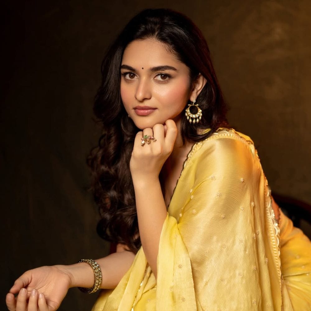 அந்த நேர்காணலில் கயாடு லோஹர் பேசுகையில், எனக்கு தளபதி விஜய் சாருடன் படத்தில் இணைந்து நடிப்பதற்கு மிகவும் ஆசை. ஆனால் அவர் ஜன நாயகன் படம்தான் தனது கடைசி திரைப்படம் என கூறிவிட்டார். அதனால் எனக்கு கொஞ்சம் வருத்தம் என அதில் தெரிவித்துள்ளார். இது தொடர்பான விஷயம் தற்போது இணையத்தில் ரசிகர்கள் மத்தியில் பரவிவருகிறது.