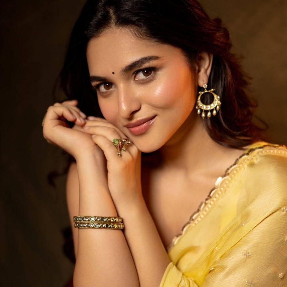 நடிகை கயாடு லோஹர் தென்னிந்திய ரசிகர்கள் மத்தியில் கவனத்தை ஈர்த்துவரும் கதாநாயகியாக இருந்துவருகிறார். இவர் சமீபத்தில் சாய் அபயங்கரின் பவழ மல்லி பாடலுக்கு நடனமாடி சிறப்பான வரவேற்பை பெற்றுவருகிறார். தற்போது இப்பாடல் இணையத்தில் ட்ரெண்டிங் லிஸ்டில் இருந்துவருகிறது. அந்த வகையில் தென்னிந்திய மொழிகளிலும் கதாநாயகியாக படங்களில் நடித்துவருகிறார். 
