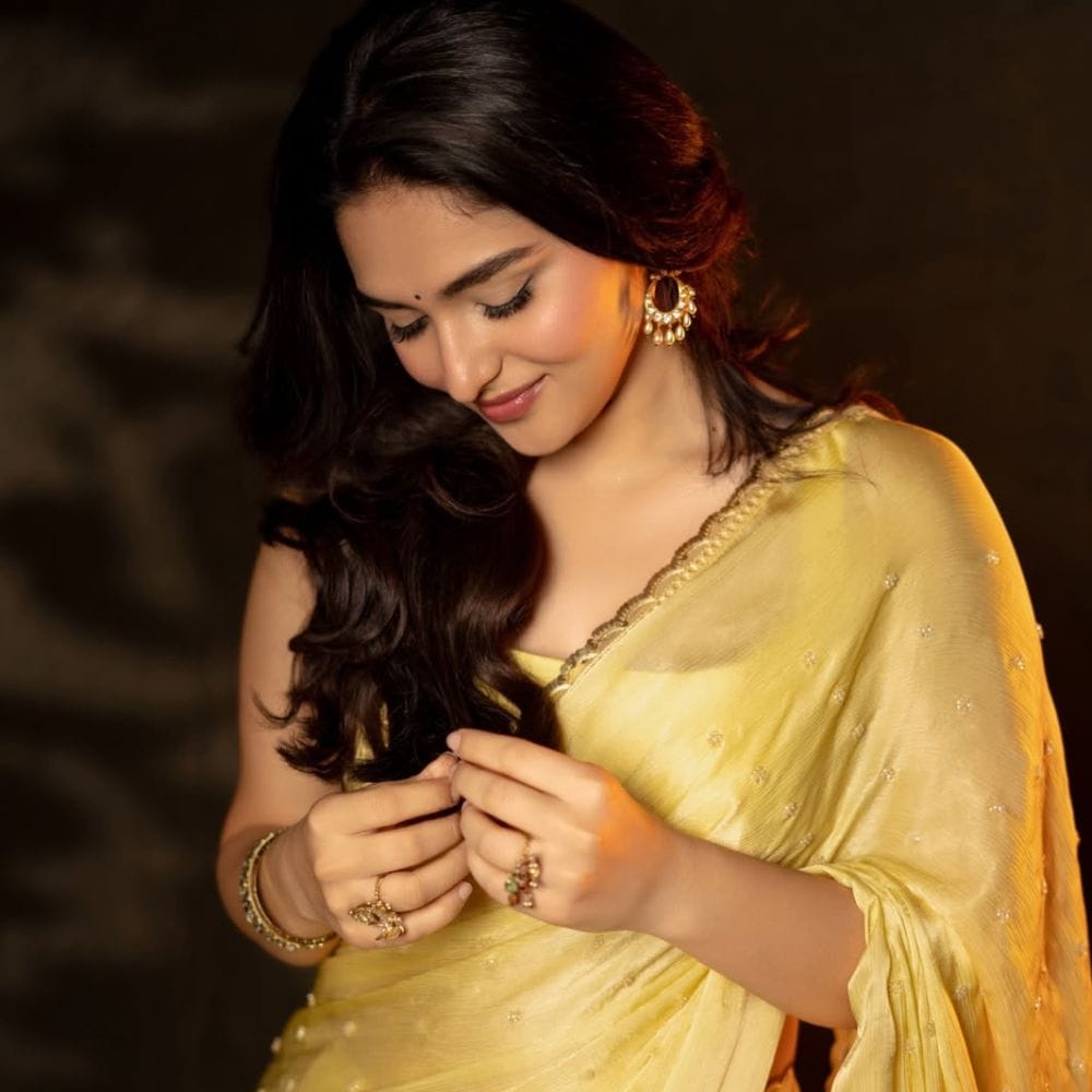 தெலுங்கில் நானியின் நடிப்பில் உருவாகிவரும் தி பாரடைஸ் படத்தில் கதாநாயகியாக கயாடு லோஹர் நடித்துள்ளார். இப்படம் இவருக்கு பான் இந்திய பிரபலத்தை தரும் என எதிர்பார்க்கப்படுகிறது. இந்நிலையில் நேர்காணல் ஒன்றில் பேசிய அவர், சினிமாவில் என்டம்மாதிரியான கதாபாத்திரத்தில் நடிப்பதற்கு ஆசைப்படுகிறேன் என்பதை தெரிவித்துள்ளார்.