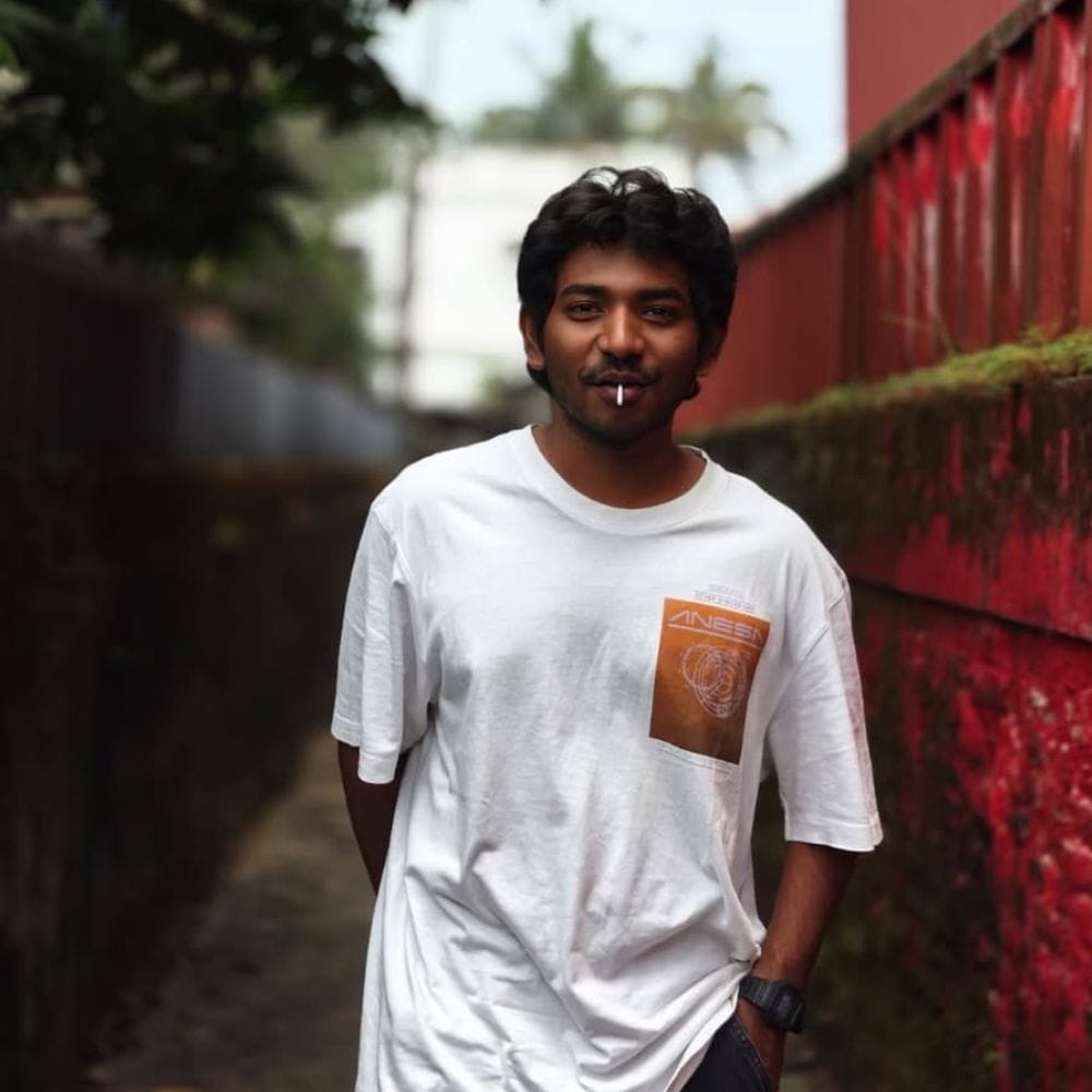 கோலிவுட் நடிகர் கருணாஸின் மகன்தான் கென் கருணாஸ். இவர் சினிமாவில் ஆரம்பத்தில் குழந்தை நட்சத்திரமாக தனது வாழ்க்கையை தொடங்கிய நிலையில், தனுஷ் மற்றும் விஜய் சேதுபதி போன்ற முன்னணி நடிகர்களுடன் படங்களில் முக்கிய வேடங்களில் நடித்திருக்கிறார். இதன் மூலம் இவருக்கு மக்களிடையே பிரபலம் அதிகம்.
