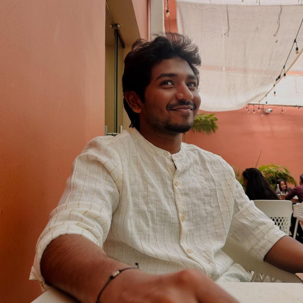 தனது இயக்கத்திலும், நடிப்பிலும் யூத் என்ற படத்தின் மூலம் கென் கருணாஸ், இயக்குநர் மற்றும் நாயகனாக அறிமுகமாகியுள்ளார். இது வரும் 2026ம் மார்ச் 19ம் தேதி முதல் உலகமெங்கும் வெளியாகவுள்ள நிலையில், சமீபத்தில் இதன் ட்ரெய்லர் வெளியாகி மக்கள் மத்தியில் வரவேற்பைப் பெற்றது. இப்படம் முழுக்க பள்ளிப்பருவ காதல் மற்றும் ஏமாற்றங்களை மையமாக கொண்டு இயக்கப்பட்டுள்ளது.