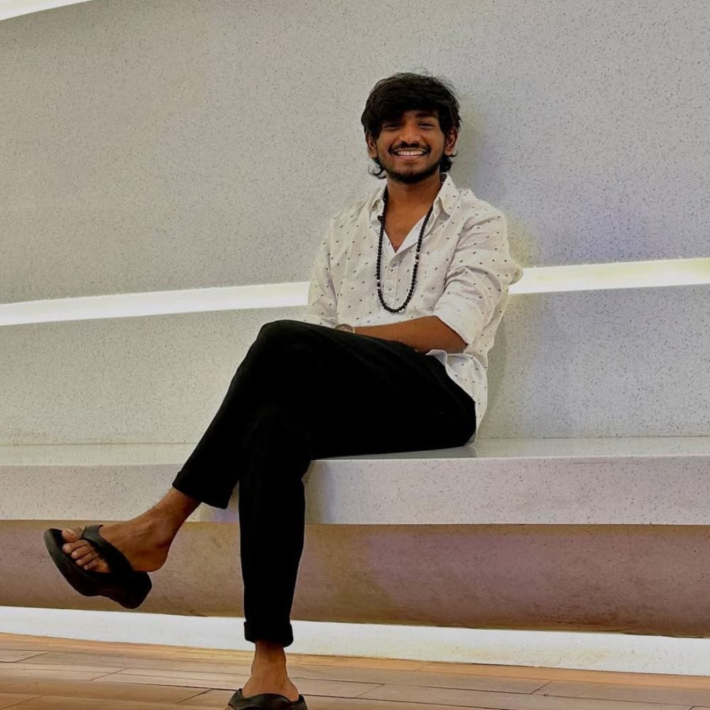 இப்படத்தின் ரிலீஸ் கிட்ட நெருங்கிய நிலையில், படத்தின் ப்ரோமோஷன் பணிகள் தீவிரமாக நடைபெற்றுவருகிறது. அந்த வகையில் கென் கருணாஸ் தொடர்ந்து பல நேர்காணல்களில் பேசிவருகிறார். அவ்வாறு ஒரு நேர்காணலில் பேசிய அவர், எந்தமாதிரியான படங்களில் நடிக்க ஆசைப்படுகிறார் என்பது குறித்து தெரிவித்துள்ளார். அவர் மலையாள நடிகர் நஸ்லென் போல காமெடி ஜானர் படத்தில் நடிக்க ஆசைப்படுவதாக தெரிவித்துள்ளார்.