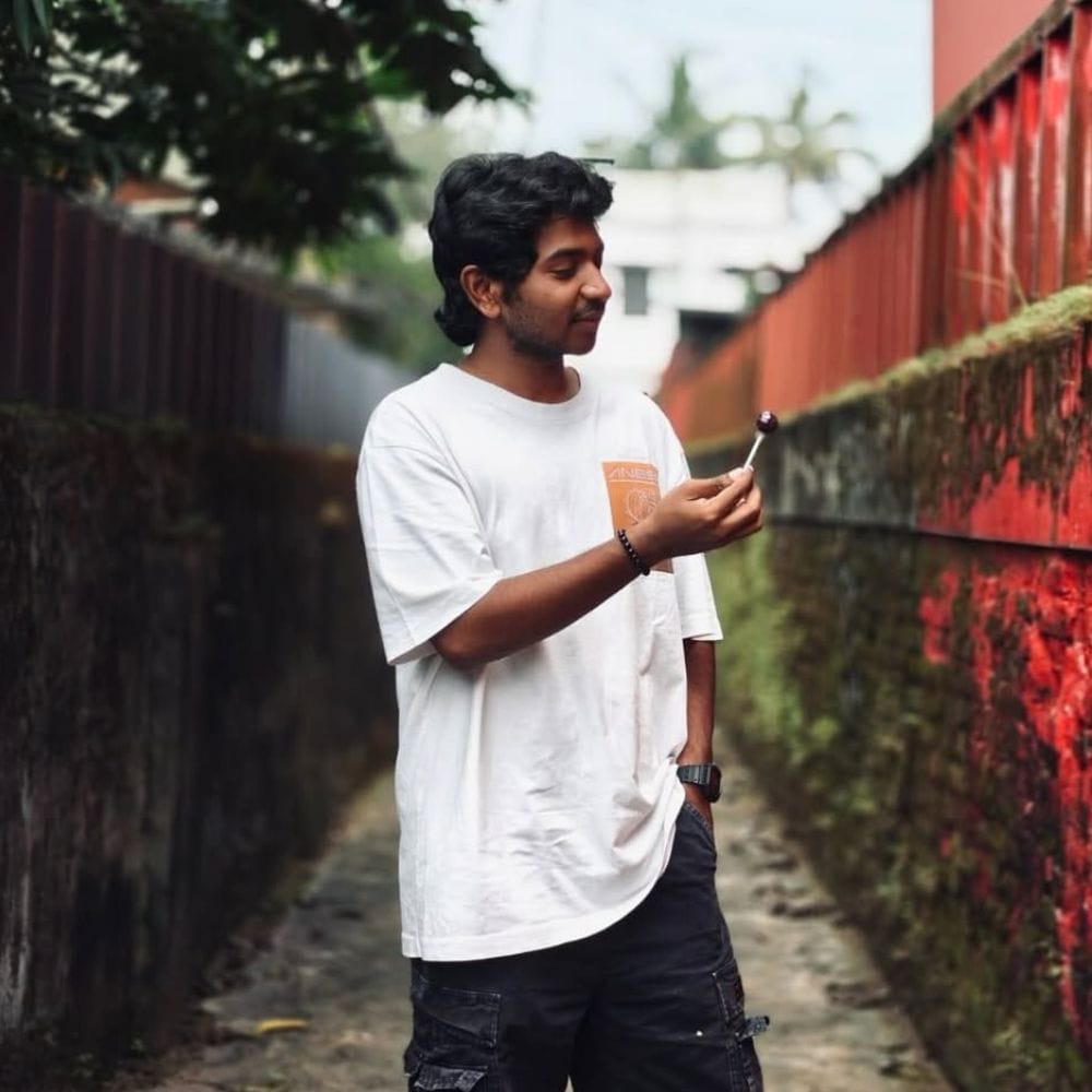 அதில் கென் கருணாஸ், பிரேமலு படம் போலவே தமிழில் நான் ஒரு படம் பண்ணவேண்டும் என பலரும் என்னிடம் கூறினார்கள். பிரேமலு போன்ற படத்தில் நடிப்பதற்கும் எனக்கு ஆசைதான். ஆனால் எந்த இயக்குநரும் அதுபோன்ற தோற்றத்தில் என்னை பார்க்கவில்லை. நான் அசுரன், விடுதலை என கொஞ்சம் கடுமையான வேடம் இருக்கும் படத்தில் நடித்திருக்கிறேன். அதனால் கூட இருக்கலாம். ஆனால் எனக்கு எனது நிஜ கேரட்கருக்கு ஏற்றதுபோல ஜாலியான படத்தில் நடிக்கவேண்டும் என ஆசை என தெரிவித்திருந்தார்.