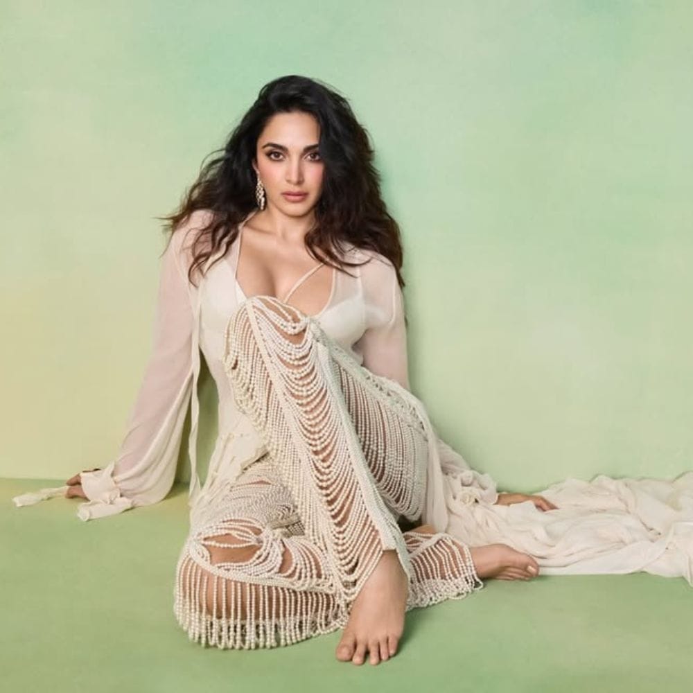 அந்த படத்தில் ராம் சரணுக்கு ஜோடியாக நடித்து பிரபலமான நிலையில், இதற்கு பின் அவர் கர்ப்பமாக இருந்த நிலையில், தனது குழந்தைக்காக சினிமாவிலிருந்து சிறிதுகாலம் விலகியிருக்கிறார். கேம் சேஞ்சர் படத்துடன் இவர் நடித்துவந்த பான் இந்திய படம்தான் டாக்ஸிக். இதில் இவர் நாடியா என்ற கதாபாத்திரத்தில் நடித்துள்ளதாக அறிவிக்கப்பட்டுள்ளது.