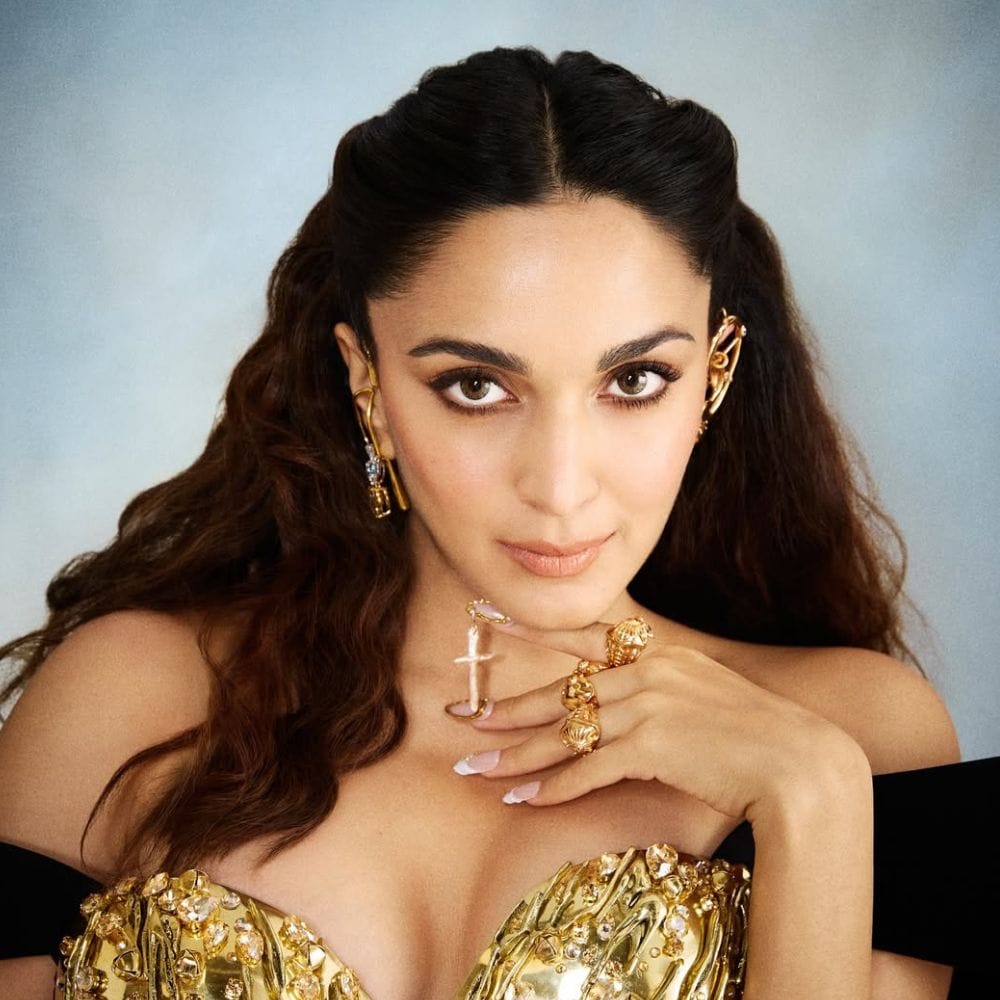 பெண் இயக்குநர் கீது மோகன்தாஸ் இயக்க, யாஷ் தயாரித்து நடித்துள்ள படம்தான் டாக்ஸிக். இந்த் படத்தில் பெண் கதாபாத்திரங்கள் அதிகம் இடம்பெற்றுள்ள நிலையில், இதில் லீட் கதாநாயகியாக கியாரா அத்வானி நடித்துள்ளார். இவர் இதில் ஆக்ஷன் வேடத்தில் நடித்துள்ளதாக தெரிகிறது.