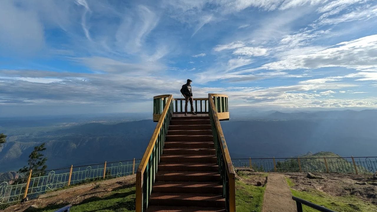 இந்த கோடநாடு காட்சி முனையில்  மலைகளை  உரசியவாறு செல்லும்  மேகக் கூட்டங்கள்,  அதன் உச்சியில் இருந்து  சற்று கீழே பார்த்தால் பள்ளத்தாக்குகளின் பரந்த காட்சி  நம் மனதில் நீங்கா இடமாக  பதிந்து விடும். இதே போல, கேத்தரின் நீர்வீழ்ச்சியில்  250  அடி உயரத்திலிருந்து பூமி நோக்கி விழும்  தண்ணீரை  பார்க்கும் போது ஒருவித புத்துணர்ச்சி  எழும். நீலகிரியின் 2-  மிக உயரமான நீர்வீழ்ச்சியாக  கேத்தரின் நீர்வீழ்ச்சி இருந்து வருகிறது.  இங்கு 2  அருவிகளின் வழியாக தண்ணீர் வந்து  ஒரே நீர்வீழ்ச்சியாக விழுகிறது.