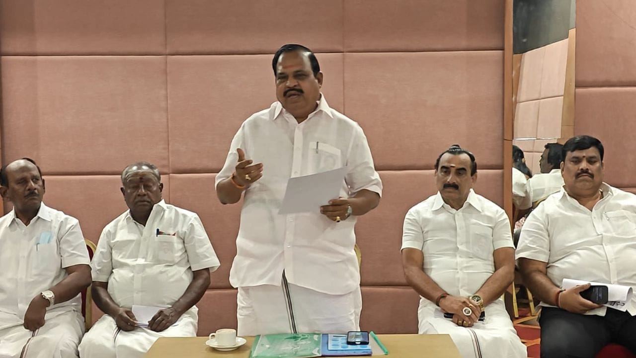 இப்படியாக இருந்து வந்த அக்ரி எஸ். எஸ். கிருஷ்ணமூர்த்தி மறைந்த முன்னாள் முதல்வர் ஜெயலலிதா ஆட்சி காலத்தில் உணவுத்துறை அமைச்சராக நியமிக்கப்பட்டார். காலப்போக்கில், அந்த இலாகா அவரிடம் இருந்து பெறப்பட்டு வணிக வரித்துறை இலாகா வழங்கப்பட்டது. பின்னர், மீண்டும் அவரது இலாகா மாற்றப்பட்டு கல்வித்துறை வழங்கப்பட்டது. இதைத் தொடர்ந்து, அவர் அமைச்சரவிலிருந்து அதிரடியாக நீக்கம் செய்யப்பட்டார்.