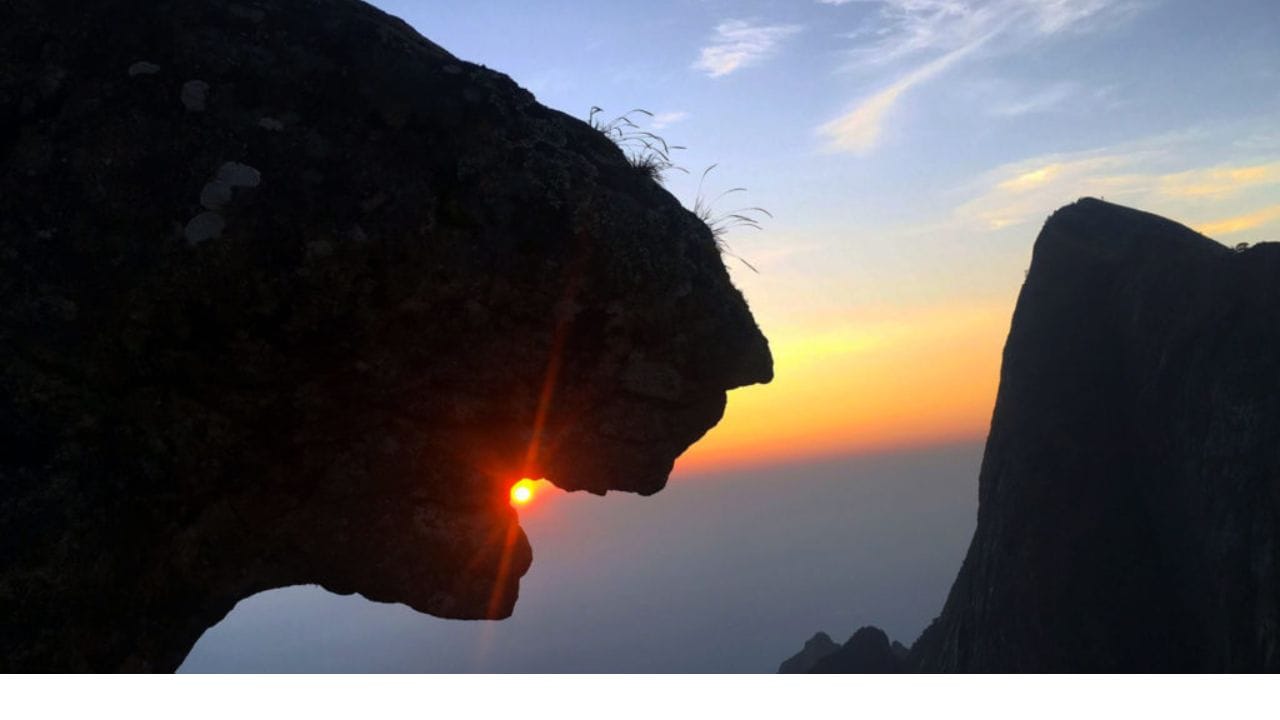 இந்த தேயிலை தோட்டங்களை சுற்றி பார்ப்பதுடன், அப்படியே சற்று நடந்து சென்றால் அங்கு வீசும் தென்றல் காற்றும், தேயிலை வாசனையும் நமது மூக்கில் நுழைந்து மூளை வரை சென்று, மனதில் நீங்கா இடம் பிடிக்கும் என்பதில் சிறிதளவு ஐயமில்லை. இங்கு சுற்றுலா செல்லும் சுற்றுலா பயணிகள் அதிகாலை மற்றும் மாலை வேளையில் கண்டிப்பாக சுற்றுலா செல்ல வேண்டும். ஏனெனில், படர்ந்து விரிந்துள்ள தேயிலை தோட்டத்துக்கு மத்தியில் இளம் வெயிலோடு உதிக்கும் சூரியனையும், அதே இளம் வெயிலோடு அஸ்தமனம் ஆகும் சூரியனையும் பார்ப்பதற்கு காண கண் கோடி வேண்டும்.