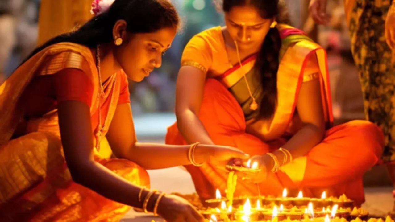 2026, மார்ச் 9-ம் தேதி, மாசி மாதத்தின் 25வது நாள் மற்றும் திங்கட்கிழமை ஆகும். திங்கட்கிழமை சிவபெருமானுக்கும் சந்திர பகவானுக்கும் உரிய நாள். மேலும், இது மாசி மாதத்தின் கடைசி திங்கட்கிழமை என்பதால் சிவ வழிபாடு மிகவும் விசேஷமானது. கூடுதல் சிறப்பாக, அன்றைய தினம் தேய்பிறை சஷ்டி திதியும் அமைகிறது. சஷ்டி என்பது முருகப்பெருமானுக்கு உகந்த நாள்.