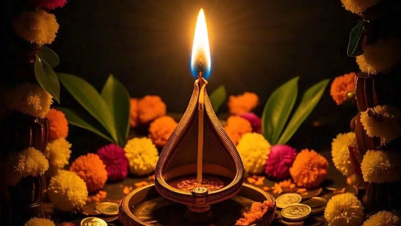 இந்த வழிபாட்டை வீட்டிலேயே எளிய முறையில் காலையிலோ அல்லது மாலையிலோ செய்யலாம். காலையில் வெறும் வயிற்றில் குளித்து முடித்துவிட்டுச் செய்வது அதிக பலன் தரும். முருகப்பெருமான் படத்திற்குச் சந்தனம், குங்குமம் இட்டு, செவ்வரளிப் பூக்களால் அலங்கரிக்கவும். ஒரு தீபம் ஏற்றி வைத்துவிட்டு, பால் அல்லது வாழைப்பழத்தை நிவேதனமாக வைக்கலாம். கிழக்கு நோக்கி அமர்ந்து, கையில் ஒரு டம்ளர் தண்ணீர் வைத்துக்கொண்டு, "ஓம் ஷம் சரவணபவ" என்ற ஒரு வரி மந்திரத்தை 9 முறை உச்சரிக்க வேண்டும்.