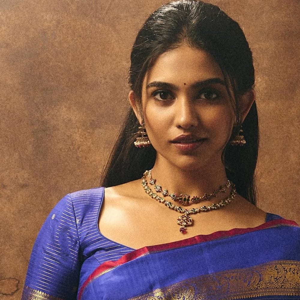 மலையாள சினிமாவில் குழந்தை நட்சத்திரமாக நுழைந்து, பின் கதாநாயகியாக அறிமுகமானவர் மமிதா பைஜூ. இவர் தற்போது இளம் நடிகையாகவே தென்னிந்திய சினிமாவில் தொடர்ந்து புது புது படங்களில் நடிக்க தொடங்கியுள்ளார். அதிலும் பிரேமலு என்ற படத்தின் மூலம் இவருக்கு பான் இந்திய பிரபலம் கிடைத்தது என்றே கூறலாம்.