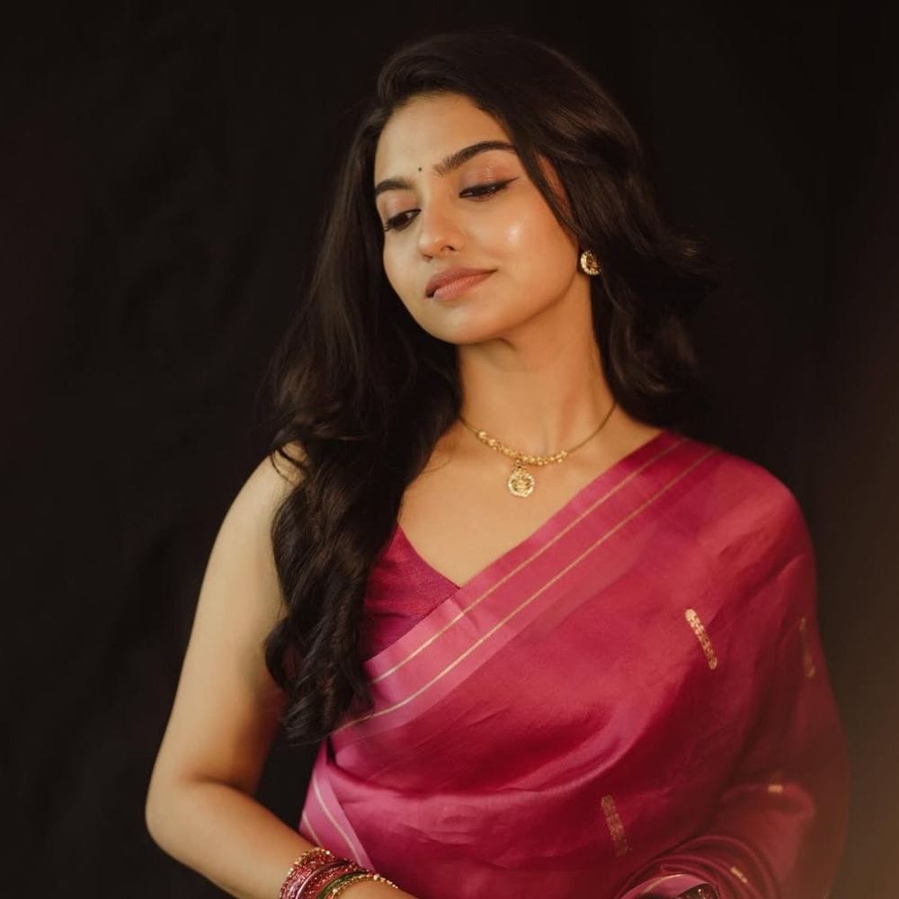 டியூட் படம் வெற்றியாக அமைய, இவர் முதல் முதலில் நடித்த பிக் பட்ஜெட் படம்தான் ஜன நாயகன். இந்த படத்தில் தளபதி விஜய்யுடன் இணைந்து நடித்துள்ள நிலையில், அதில் அவரின் மகளாக இவர் நடித்துள்ளாராம். இந்த படமானது இன்னும் வெளியாகாமல் இருக்கும் நிலையில், இப்படத்தின் வெளியீட்டிற்கு பிறகு மமிதாவிற்கு பிரபலம் அதிகரிக்கும் என நம்பப்படுகிறது.