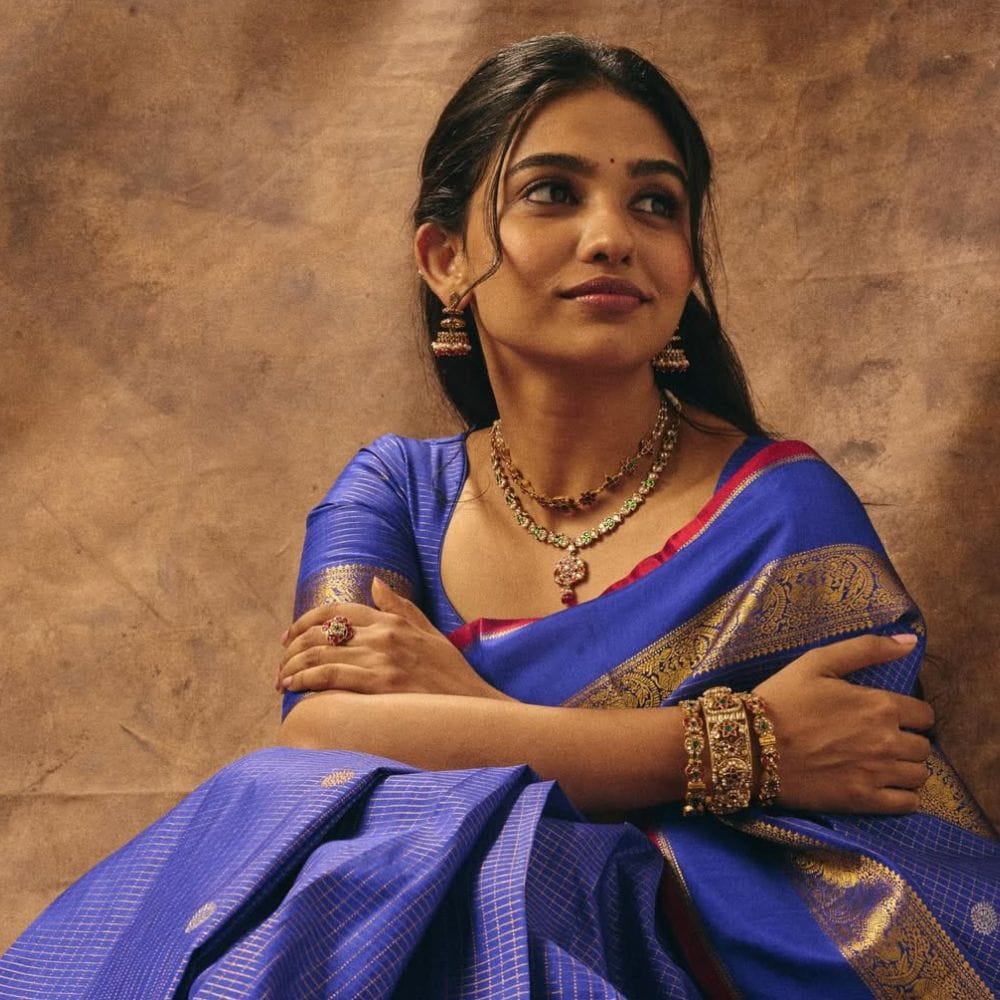 அந்த வகையில் இவர் தளபதி விஜய்யின் வயதிற்கு இணையான நடிகர் சூர்யாவிற்கு ஜோடியாக மமிதா பைஜூ நடித்துள்ளார். சூர்யா மற்றும் மமிதா பைஜூவிற்கு இடையே கிட்டத்தட்ட 22 வயது வித்தியாசம் இருக்கிறது என்பது குறிப்பிடத்தக்கது. அந்த படம் விஸ்வநாத் அண்ட் சன்ஸ் என அழைக்கப்படும் நிலையில், 2026ம் ஆண்டு ஜூலை மாதத்தில் வெளியாகவுள்ளது.