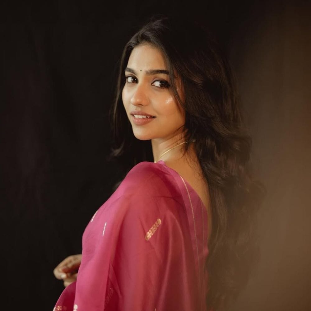 அதில் மமிதா பைஜூ பேசுகையில், உண்மையிலே எனது பெற்றோர் எனக்கு வைத்த பெயர் நமிதா பைஜூதான். அது எனது பிறப்பு சான்றிதழ் வரும்போது, அதில் தவறுதலாக மமிதா பைஜூ என டைப் செய்துவிட்டனர். அப்போது எனது பெற்றோர் அதை கவனிக்காமல் விட்டுவிட்டனர். பின் என்னை பள்ளியில் சேர்க்கும்போது, மாற்றவேண்டும் என யோசித்த நிலையில், நான் படித்த பள்ளியில் உள்ள சிஸ்டர் அதை மாற்றவேண்டும் என சொல்லிவிட்டார்கள். அதிலிருந்துதான் எனது பெயர் மமிதா பைஜூ என மாறியது என்று தெரிவித்துள்ளார்.