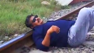 பிரச்சாரத்தின்போது திடீரென தண்டவாளத்தில் படுத்த மன்சூர் அலிகான் – காரணம் இதுவா?