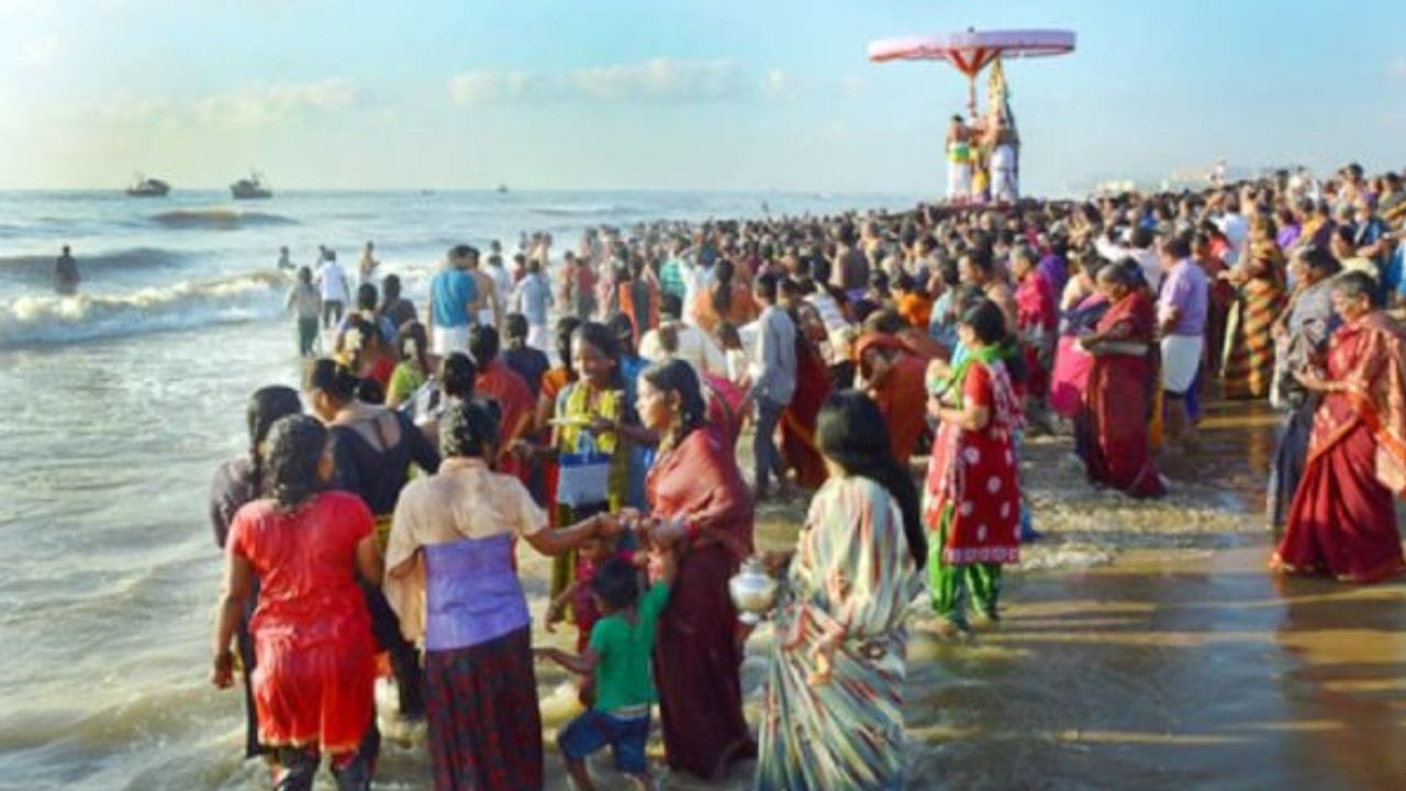 பார்வதி தேவி வழிபாடு: பார்வதி தேவி தக்ஷனின் மகளாகச் சங்கு வடிவில் அவதரித்த நாள். கணவன்-மனைவி ஒற்றுமை மற்றும் திருமணத் தடை நீங்க, மாசி மகம் அன்று மாலை 6:30 மணிக்கு மேல் அம்பிகைக்குப் பட்டு வஸ்திரம் மற்றும் மல்லிகை மலர்கள் சாத்தி வழிபட வேண்டும். முருகப்பெருமான் தன் தந்தை சிவபெருமானுக்கு உபதேசம் செய்த மாதம் இது. குழந்தை வரம் வேண்டுபவர்கள் அன்று நாள் முழுவதும் உபவாசம் (விரதம்) இருந்து, மாலை 6:30 மணிக்கு மேல் முருகன் கோவிலுக்குச் செல்ல வேண்டும். தங்கள் வயதுக்கு ஏற்ற எண்ணிக்கையில் கோவிலைச் சுற்றி வந்து, ஒரு 'செப்பு வேல்' வாங்கிப் பிரார்த்தனை செய்து பின் அதனை உண்டியலில் போட வேண்டும்.