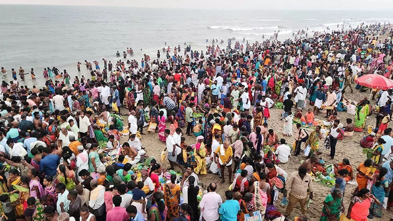 செய்ய வேண்டியவை: பிரம்ம முகூர்த்தத்தில் அல்லது சூரிய உதயத்திற்கு முன் எழுந்து நீராடுவது சிறப்பு; புனித நதிகளை நினைத்து வீட்டில் நீராடலாம். குலதெய்வத்திற்குப் பூச்சூட்டி தீபம் ஏற்றி வழிபட வேண்டும். தர்ப்பணம் கொடுக்க முடியாதவர்கள் ஒரு செம்பு பாத்திரத்தில் தண்ணீர் எடுத்து, முன்னோர்களின் பெயரைச் சொல்லிச் செடிகளுக்கு ஊற்றிப் பிரார்த்தனை செய்யலாம். மாலையில் பூஜை அறையிலும், நிலைவாசல் படியிலும் நெய் அல்லது நல்லெண்ணெய் தீபம் ஏற்றுவது லட்சுமி கடாட்சத்தைத் தரும். பசுமாட்டிற்கு அகத்திக்கீரை, பழங்கள் அல்லது பறவைகளுக்குத் தானியங்கள் வழங்கலாம். வீட்டில் இருக்கும் முதியவர்களின் காலில் விழுந்து ஆசி பெறுவது, பித்ரு வழிபாட்டின் தொடக்கமாகும்